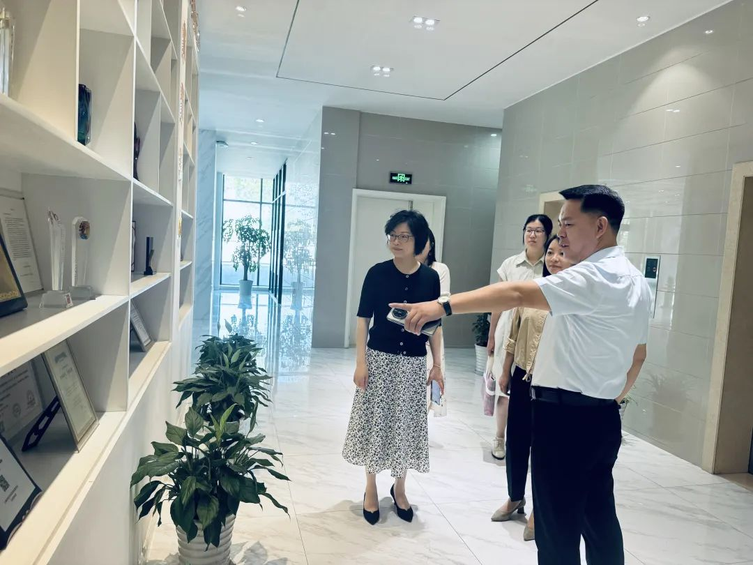 新聞 | 吳涇鎮(zhèn)黨委領(lǐng)導(dǎo)蒞臨寶開，夏送清涼，慰問一線