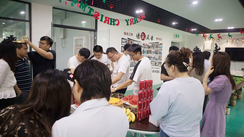 八月集體生日會(huì) | 與久違的祝?；馃嵯嘧?  src="/uploads/allimg/210903/1-210Z3141Q3G1.jpg" /></p>
<p>火紅的色彩匯聚，寓意每個(gè)成員如星火，匯聚成火焰，點(diǎn)燃的是團(tuán)隊(duì)奮進(jìn)的意志，是相互關(guān)愛(ài)的誠(chéng)心，也是未來(lái)可期的燎原之勢(shì)；也祝福大家工作有熱情，成員互關(guān)心，生活多“可樂(lè)”！</p>
<p><img alt=