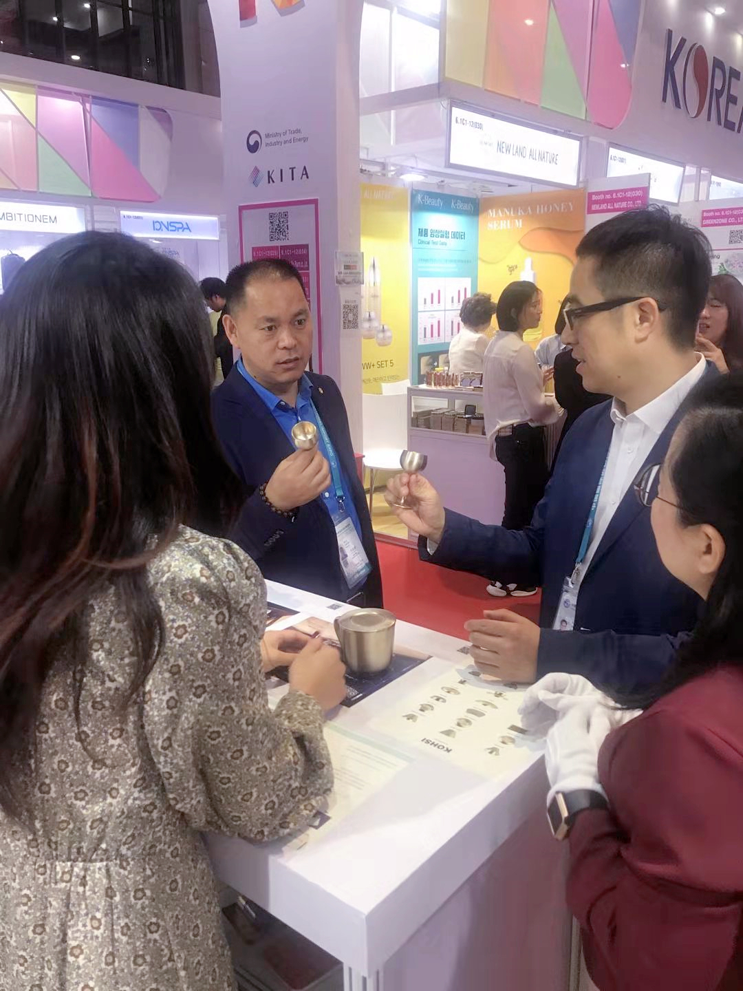 ＂合作、創(chuàng)新、共享＂話進(jìn)博一一寶開董事長(zhǎng)邢志文參觀進(jìn)博并接受SMG記者采訪