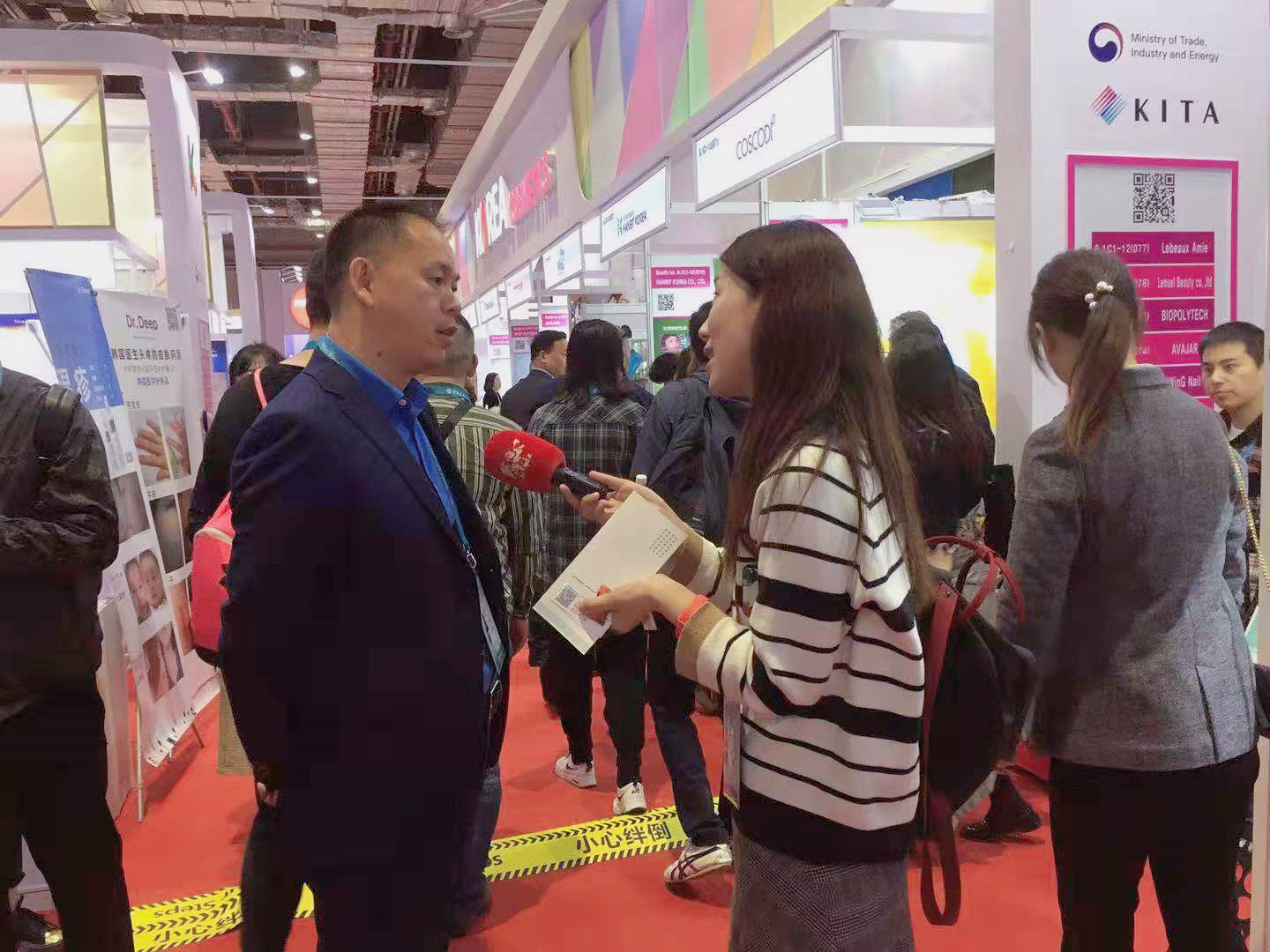 ＂合作、創(chuàng)新、共享＂話進(jìn)博一一寶開董事長(zhǎng)邢志文參觀進(jìn)博并接受SMG記者采訪